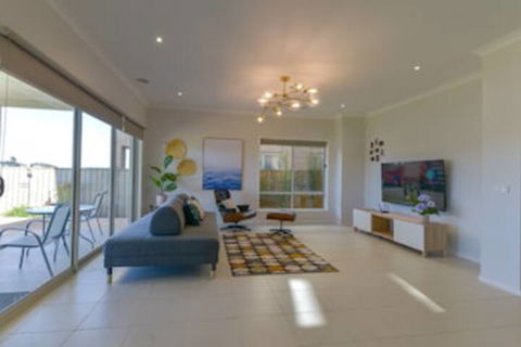 Luxury Waterfront Grand Villa In Melbourne - Getaway Accommodation 0
