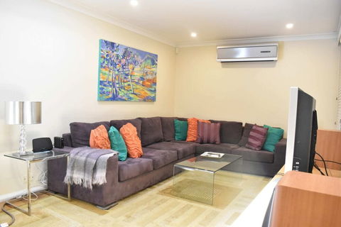 Modern 2 Bedroom Unit Close To CBD - Getaway Accommodation 3