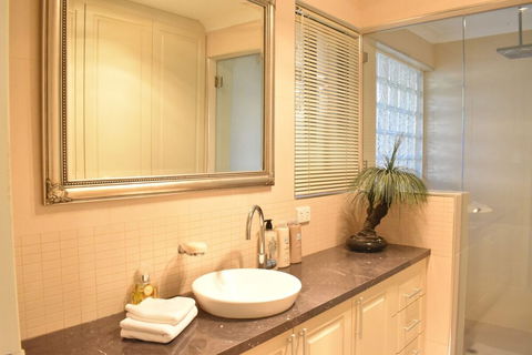 Modern 2 Bedroom Unit Close To CBD - Getaway Accommodation 0