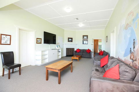 Victor Harbor Beachfront Bliss + WiFi - Getaway Accommodation 3