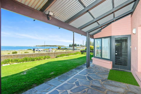 Victor Harbor Beachfront Bliss + WiFi - Getaway Accommodation 2