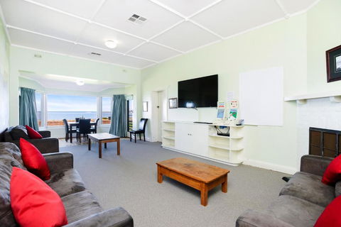 Victor Harbor Beachfront Bliss + WiFi - Getaway Accommodation 4