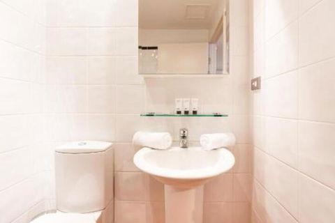 Bold Modern 1 Bed 10 Mins From The City - Getaway Accommodation 1