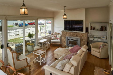 The Ultimate Beach House - Getaway Accommodation 6
