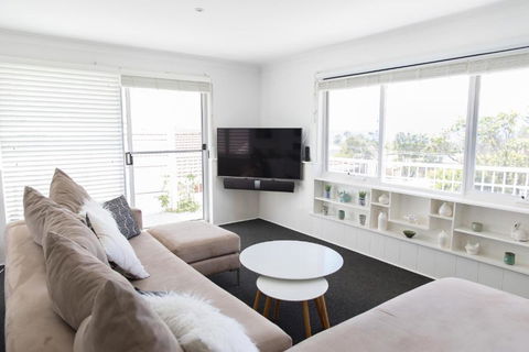 White Beach Cottage - Getaway Accommodation 3