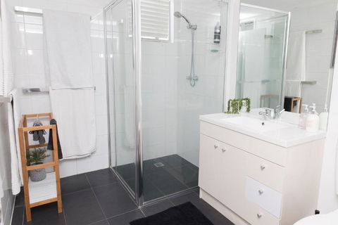 White Beach Cottage - Getaway Accommodation 5