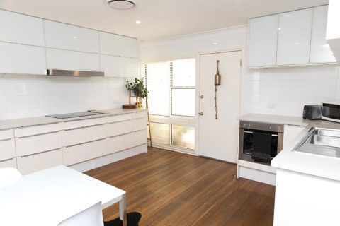 White Beach Cottage - Getaway Accommodation 6