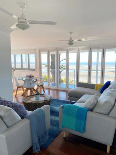 Happy Tides Beachfront Holiday Home - Getaway Accommodation 4