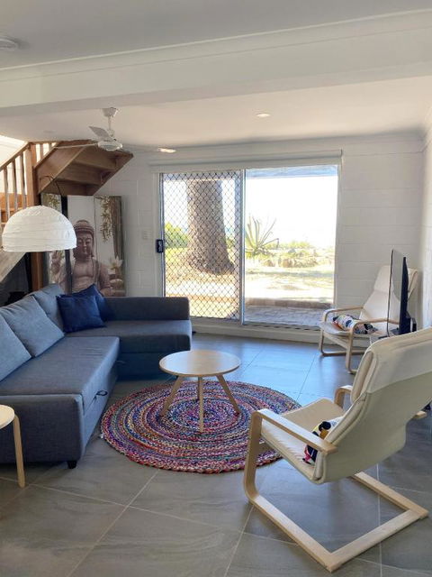 Happy Tides Beachfront Holiday Home - Getaway Accommodation 2