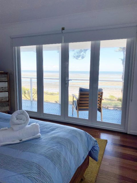 Happy Tides Beachfront Holiday Home - Getaway Accommodation 3