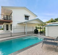 Tropical Beachside Oasis in Clifton Beach - Getaway Accommodation