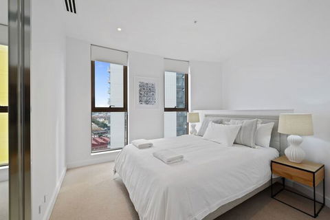 HomeHotel Luxury Apt With Shopping Mall Downstairs - Getaway Accommodation 1
