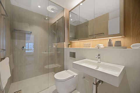 HomeHotel Ultra Luxury 2 Bedroom Next To Mall & Train - Getaway Accommodation 6