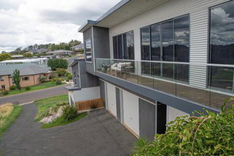 Five Bed Five Bath Five Star View 2 Mins To CBD Wentworth Estate - Getaway Accommodation 5