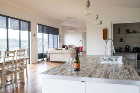 Five Bed Five Bath Five Star View 2 Mins To CBD Wentworth Estate - Getaway Accommodation 3