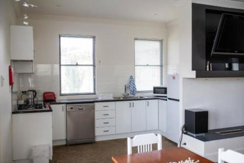 Five Bed Five Bath Five Star View 2 Mins To CBD Wentworth Estate - Getaway Accommodation 6