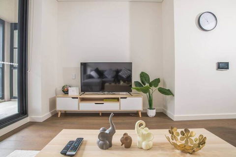 Bright & Modern! 2bed 2bath APT With Parking - Getaway Accommodation 3