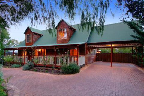 Rosewood Cottage - Getaway Accommodation 2