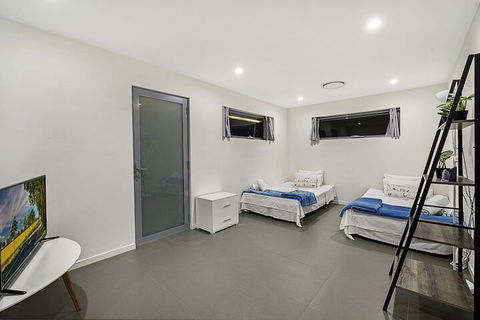 Just In Paradise Waterfront 5 Bedroom Deluxe House Central Broadbeach Location - Getaway Accommodation 6