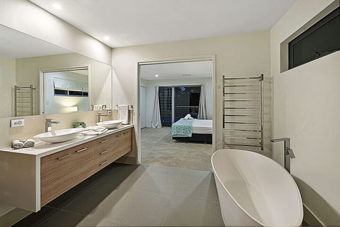 Just In Paradise Waterfront 5 Bedroom Deluxe House Central Broadbeach Location - Getaway Accommodation 7