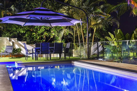 Just In Paradise Waterfront 5 Bedroom Deluxe House Central Broadbeach Location - Getaway Accommodation 1