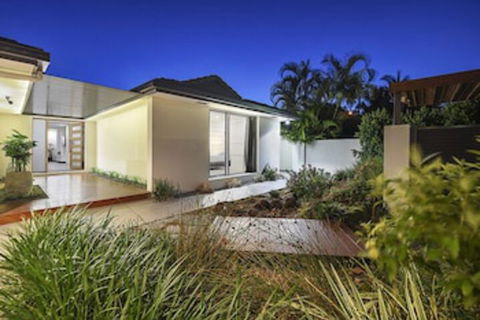 Just In Paradise Waterfront 5 Bedroom Deluxe House Central Broadbeach Location - Getaway Accommodation 0