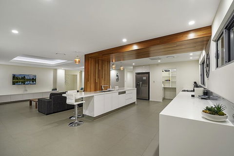 Just In Paradise Waterfront 5 Bedroom Deluxe House Central Broadbeach Location - Getaway Accommodation 3