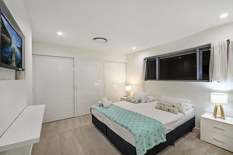 Just In Paradise Waterfront 5 Bedroom Deluxe House Central Broadbeach Location - Getaway Accommodation 5