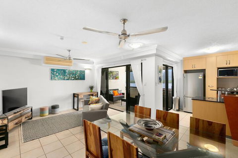 Chic City Apartment W Waterfront Views - Getaway Accommodation 6