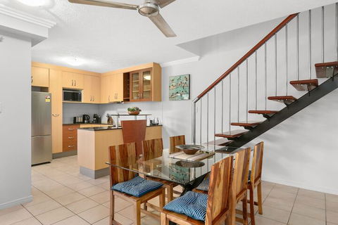 Chic City Apartment W Waterfront Views - Getaway Accommodation 4