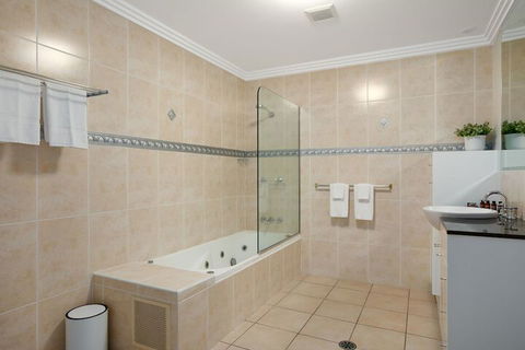 Chic City Apartment W Waterfront Views - Getaway Accommodation 5