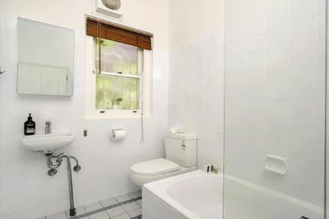 Spacious Two Bedroom Apartment In Crows Nest HUNT1 - Getaway Accommodation 0