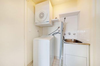 Wyndel Apartments - Apex - Getaway Accommodation 4