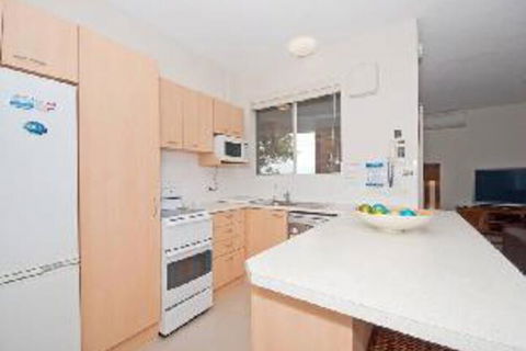 2 Bedroom Apartment Kiah Unit 16 / 53 Victoria Parade - Getaway Accommodation 4
