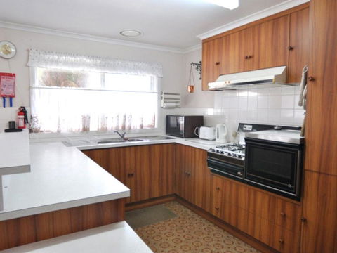 RETRO RETREAT INLET SIDE - Getaway Accommodation 6