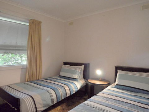 RETRO RETREAT INLET SIDE - Getaway Accommodation 3