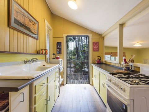 Little Beach House - Getaway Accommodation 2