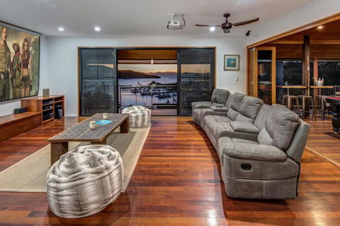 Uisce Luxury Holiday House With Jacuzzi Pool Table Cinema Premium Foxtel & Two Buggies - Getaway Accommodation 6