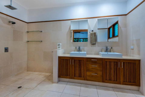 Uisce Luxury Holiday House With Jacuzzi Pool Table Cinema Premium Foxtel & Two Buggies - Getaway Accommodation 1