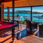 Uisce Luxury Holiday House With Jacuzzi Pool Table Cinema Premium Foxtel & Two Buggies - Getaway Accommodation 0
