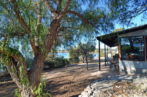 CDC 625 Beach House Incl.rear 2BR Studio - Getaway Accommodation 3