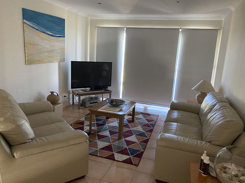 Seaview Apartment - Getaway Accommodation 3