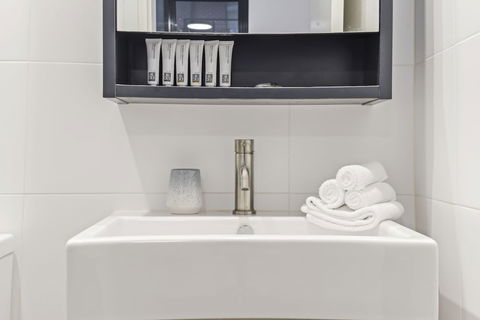 HomeHotel Stylish Apt Next To Train & Westfield - Getaway Accommodation 5