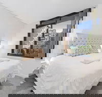 HomeHotel Stylish Apt next to Train  Westfield - Getaway Accommodation