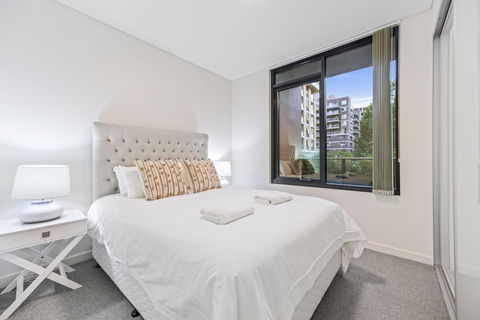 HomeHotel Stylish Apt Next To Train & Westfield - Getaway Accommodation 0