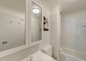 Elegant Waterfront Mosman Bay RAG10 - Getaway Accommodation 5