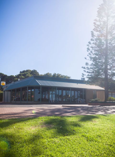 Foreshore Motor Inn - Getaway Accommodation 4