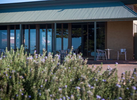 Foreshore Motor Inn - Getaway Accommodation 0