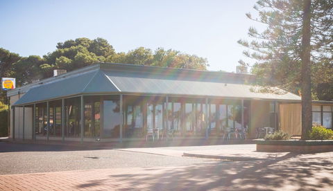 Foreshore Motor Inn - Getaway Accommodation 3