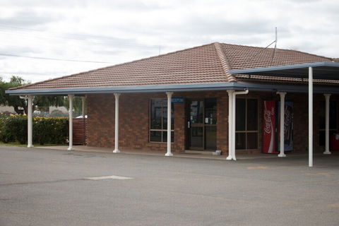 Highway Inn Motel - Getaway Accommodation 2